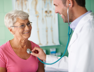 médico examinando uma idosa
